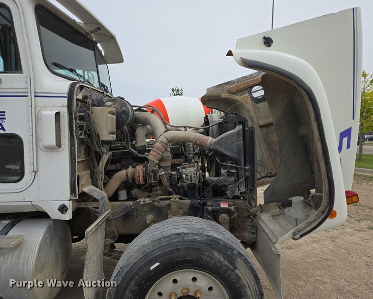 image for item DT7202 2000 International 5000 ready mix truck