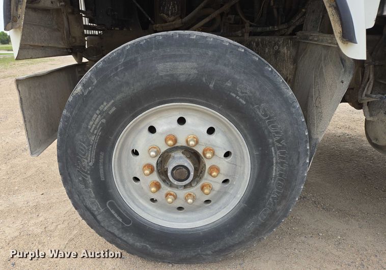 image for item DT7202 2000 International 5000 ready mix truck