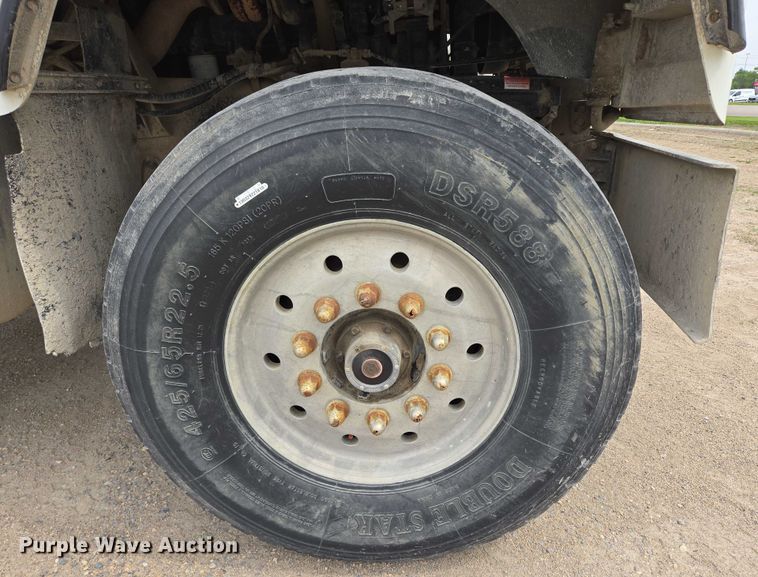 image for item DT7202 2000 International 5000 ready mix truck