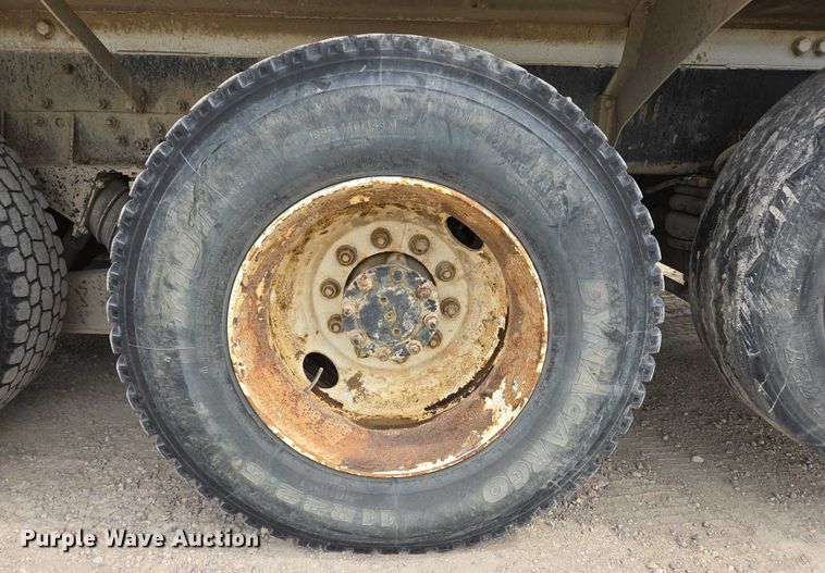 image for item DT7202 2000 International 5000 ready mix truck