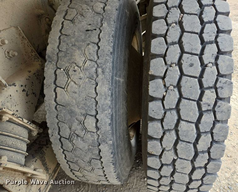 image for item DT7202 2000 International 5000 ready mix truck