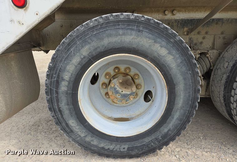 image for item DT7202 2000 International 5000 ready mix truck