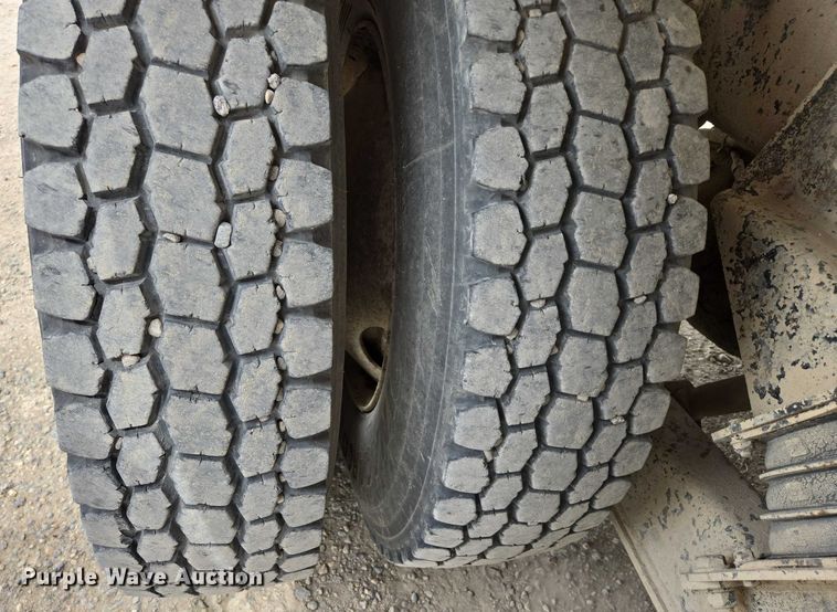 image for item DT7202 2000 International 5000 ready mix truck