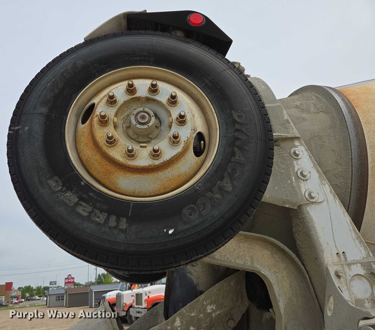 image for item DT7202 2000 International 5000 ready mix truck