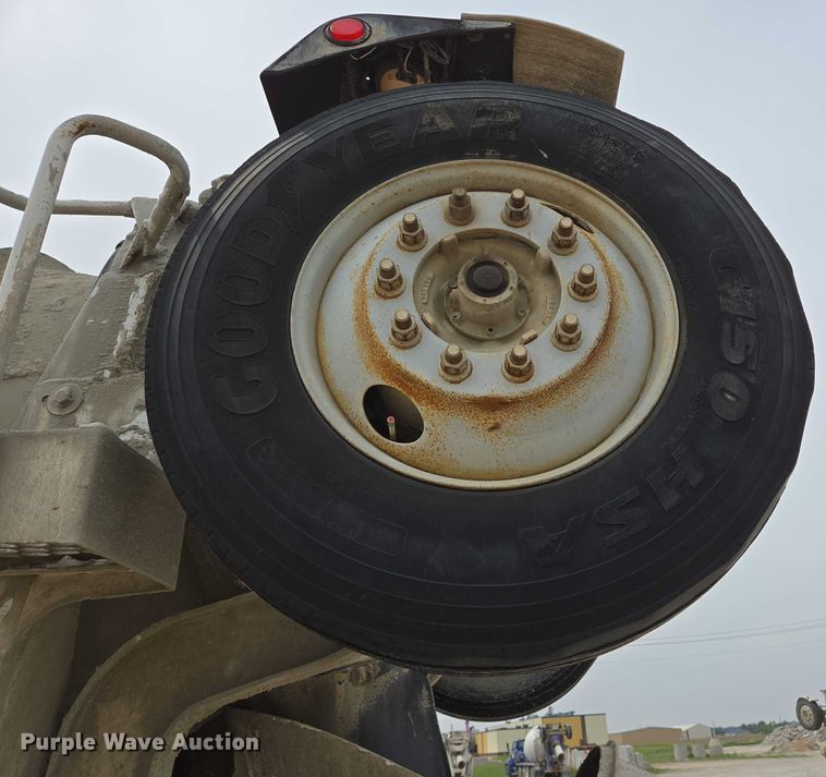 image for item DT7202 2000 International 5000 ready mix truck