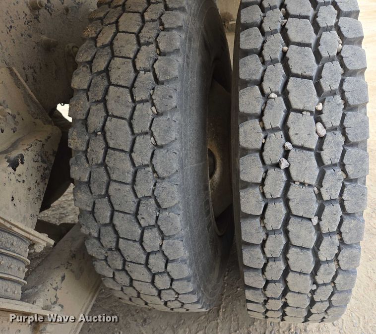 image for item DT7202 2000 International 5000 ready mix truck