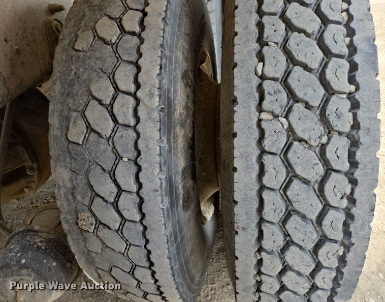 image for item DT7202 2000 International 5000 ready mix truck