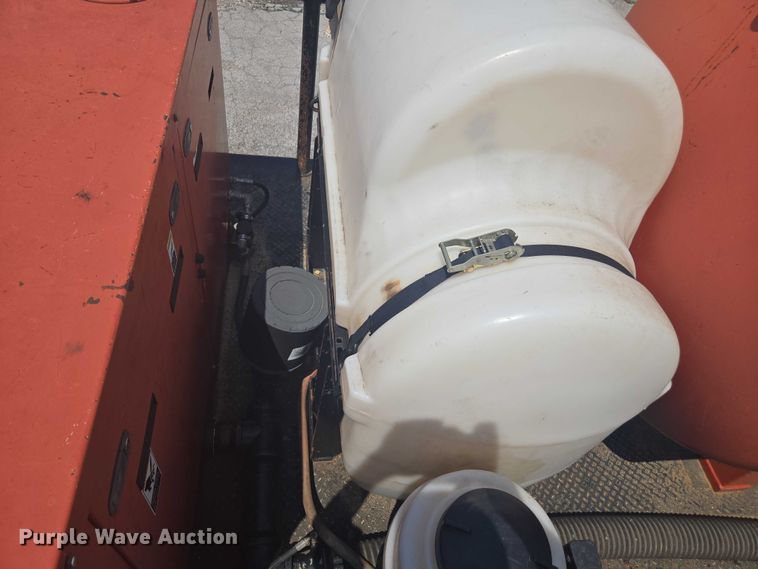 image for item DU7791 2010 Ford F750 vacuum truck