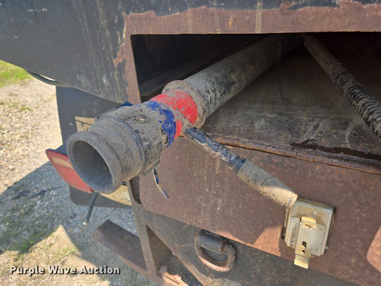 image for item DU7791 2010 Ford F750 vacuum truck