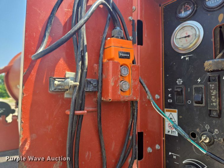 image for item DU7791 2010 Ford F750 vacuum truck