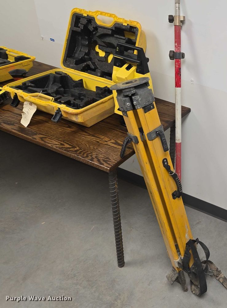 image for item DU7798 Leica Total Station surveying equipment