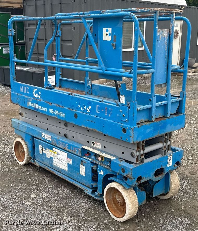image for item DU9809 2000 Genie GS-2032 scissor lift