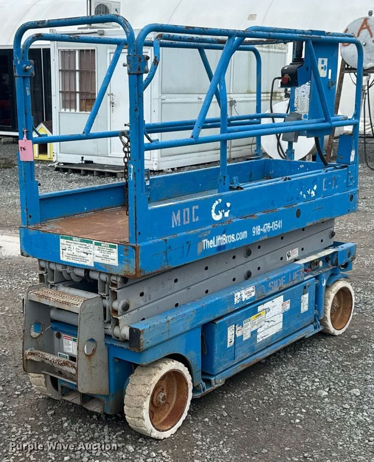 image for item DU9809 2000 Genie GS-2032 scissor lift