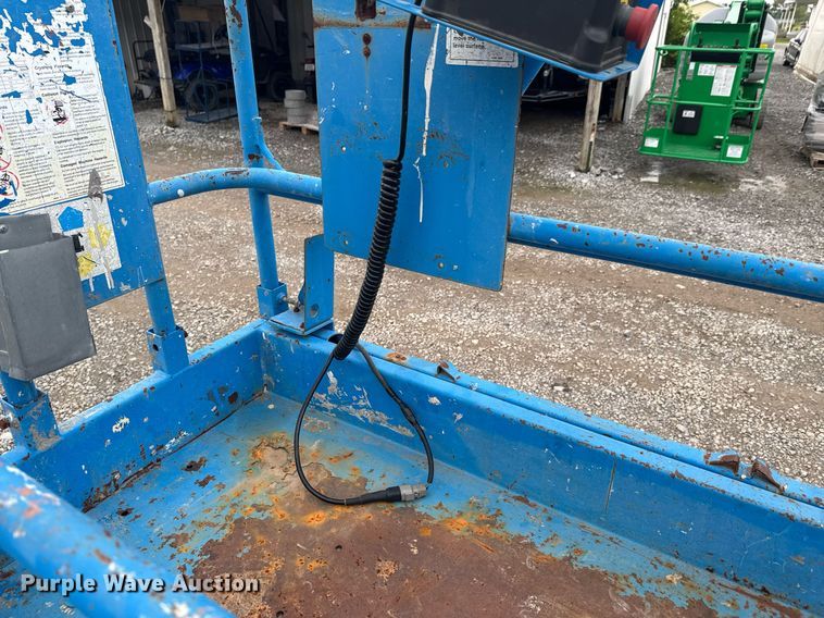 image for item DU9809 2000 Genie GS-2032 scissor lift