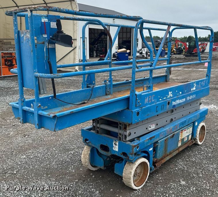 image for item DU9809 2000 Genie GS-2032 scissor lift