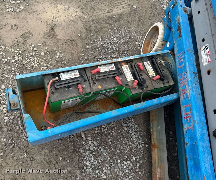 image for item DU9809 2000 Genie GS-2032 scissor lift