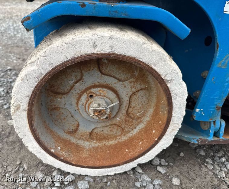 image for item DU9809 2000 Genie GS-2032 scissor lift