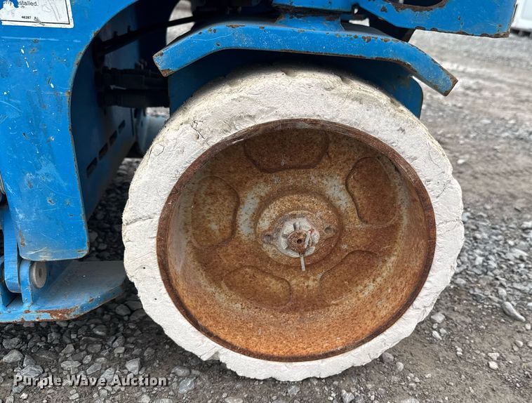 image for item DU9809 2000 Genie GS-2032 scissor lift