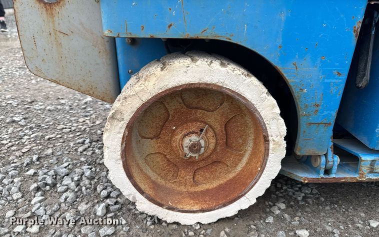 image for item DU9809 2000 Genie GS-2032 scissor lift