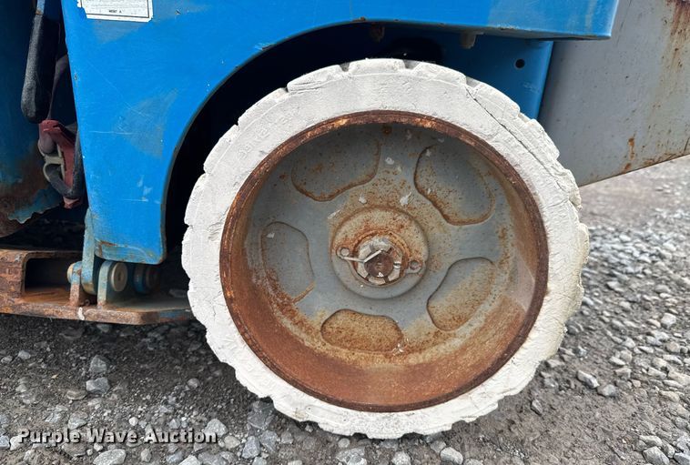 image for item DU9809 2000 Genie GS-2032 scissor lift