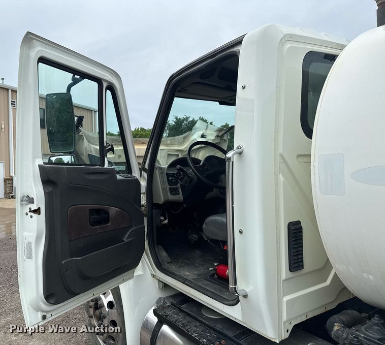 image for item DU9814 2012 International 4300 water truck