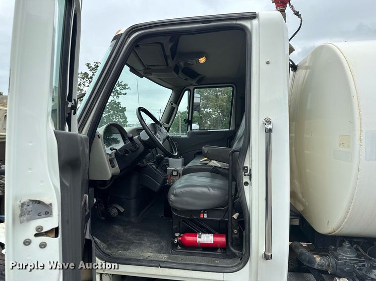 image for item DU9814 2012 International 4300 water truck