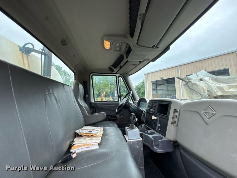 image for item DU9814 2012 International 4300 water truck