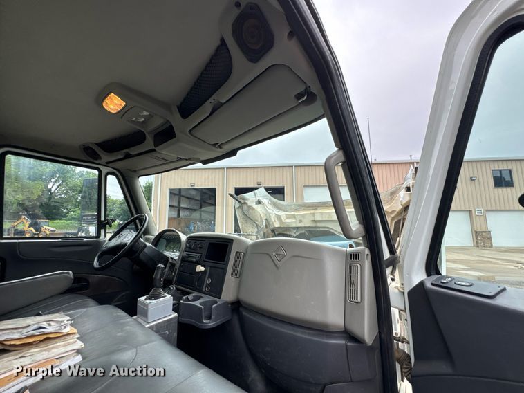 image for item DU9814 2012 International 4300 water truck