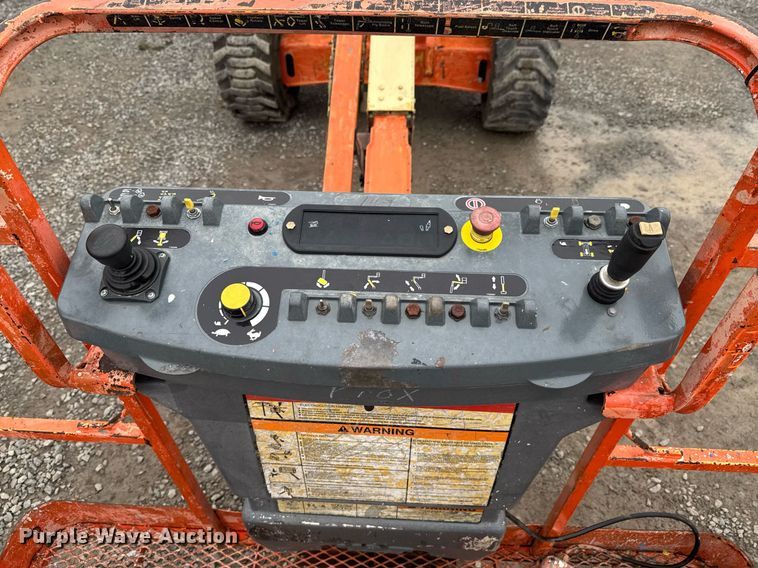 image for item DU9818 2000 JLG 450A boom lift