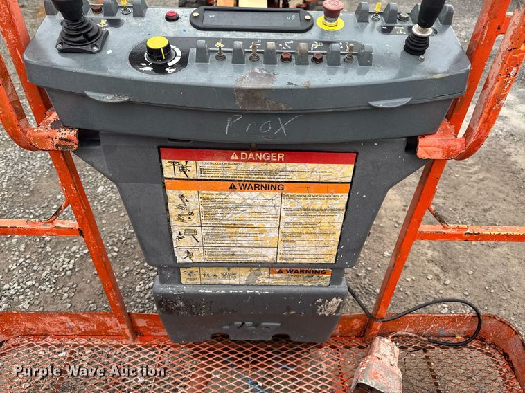 image for item DU9818 2000 JLG 450A boom lift