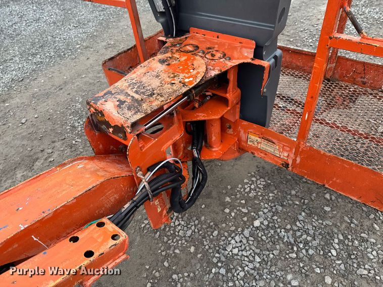 image for item DU9818 2000 JLG 450A boom lift