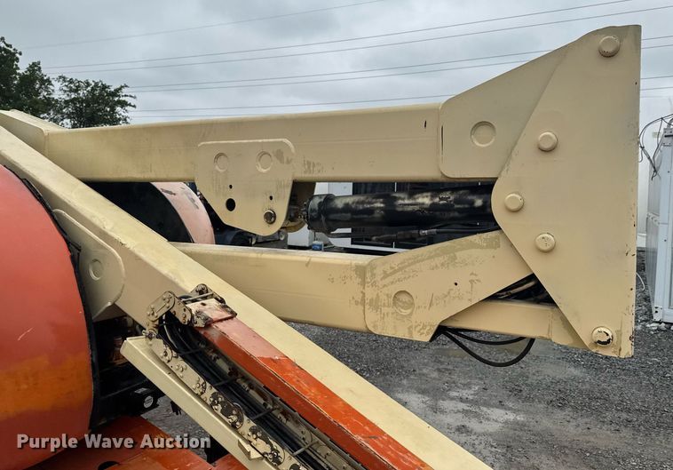 image for item DU9818 2000 JLG 450A boom lift