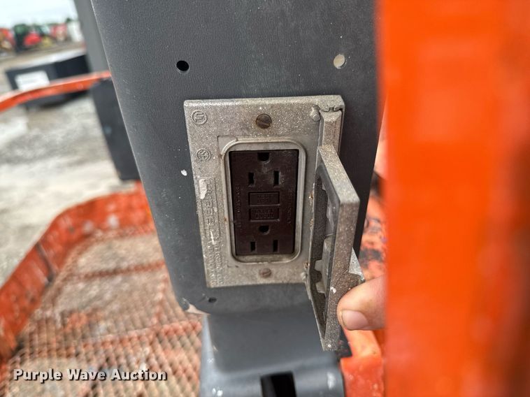 image for item DU9818 2000 JLG 450A boom lift