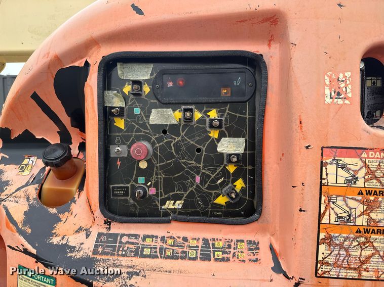 image for item DU9818 2000 JLG 450A boom lift