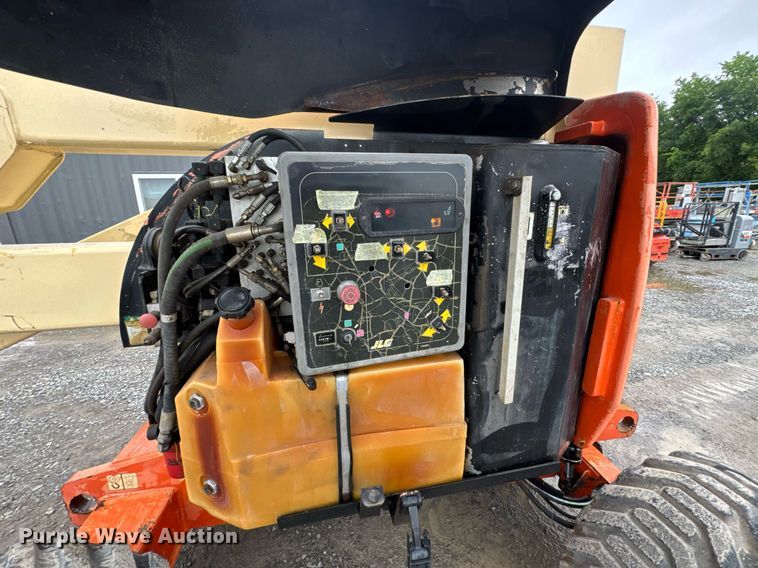 image for item DU9818 2000 JLG 450A boom lift
