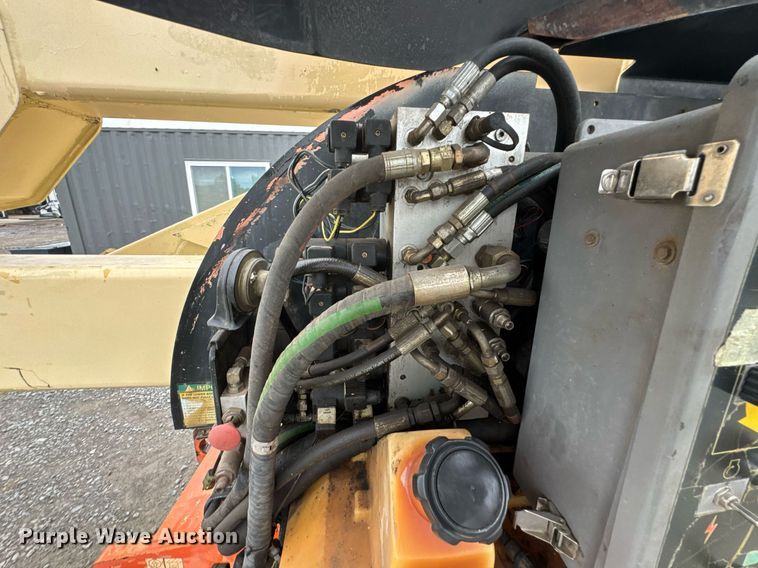 image for item DU9818 2000 JLG 450A boom lift