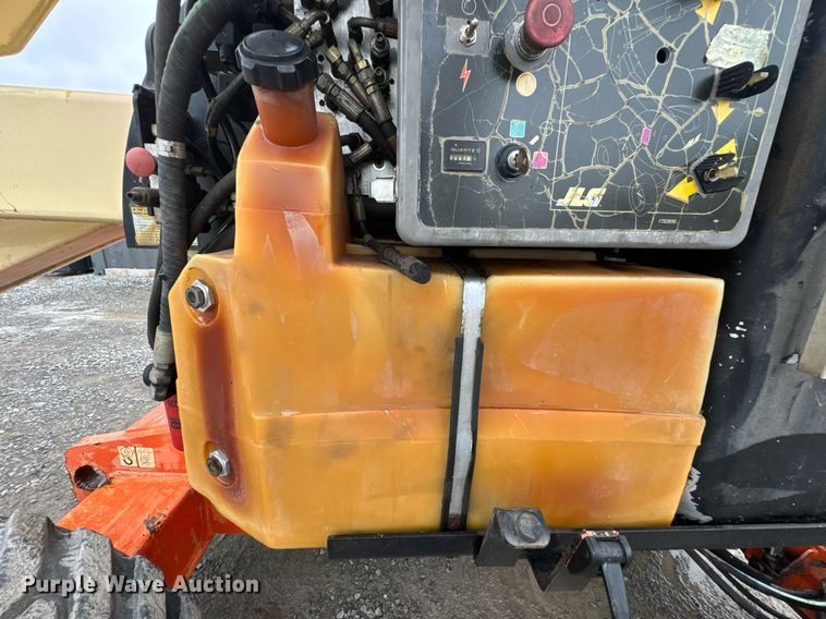 image for item DU9818 2000 JLG 450A boom lift