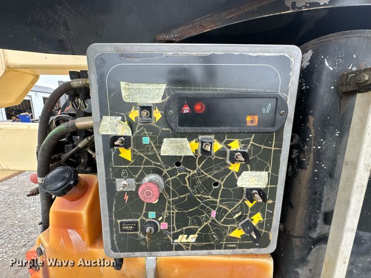 image for item DU9818 2000 JLG 450A boom lift