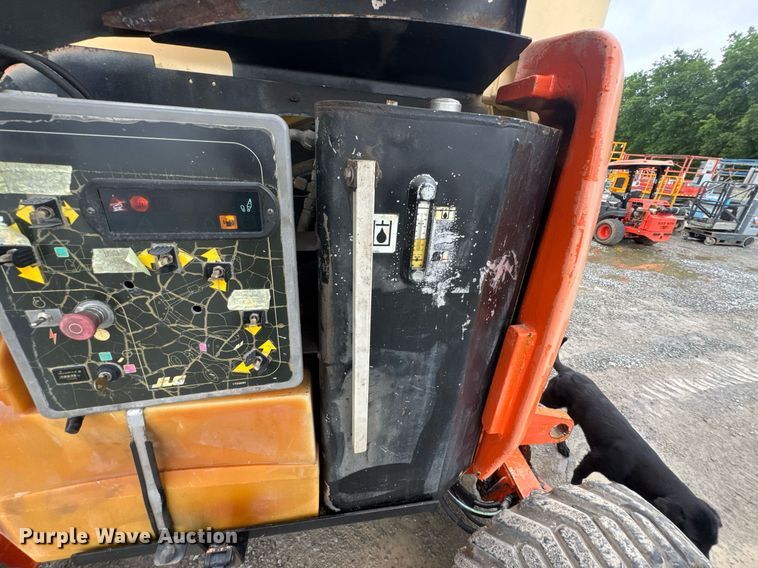 image for item DU9818 2000 JLG 450A boom lift
