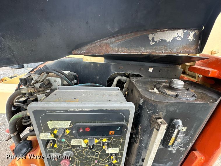 image for item DU9818 2000 JLG 450A boom lift