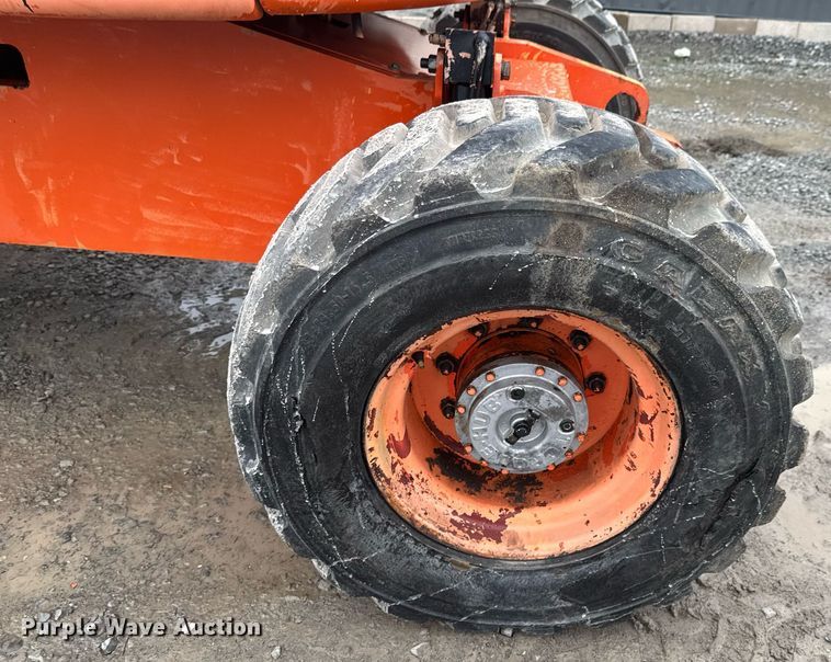 image for item DU9818 2000 JLG 450A boom lift