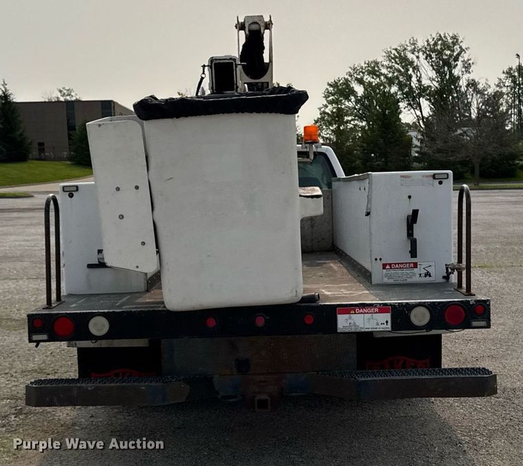 image for item DV2714 2000 GMC 3500HD SL bucket truck