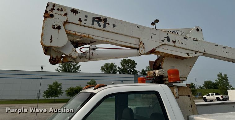 image for item DV2714 2000 GMC 3500HD SL bucket truck