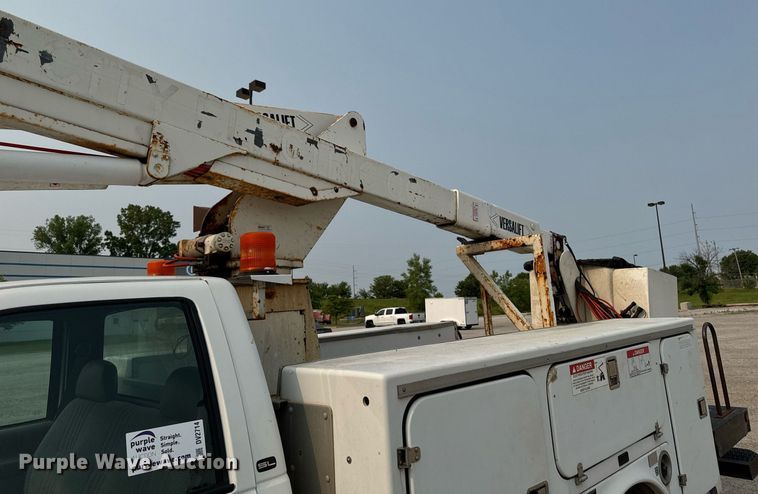 image for item DV2714 2000 GMC 3500HD SL bucket truck