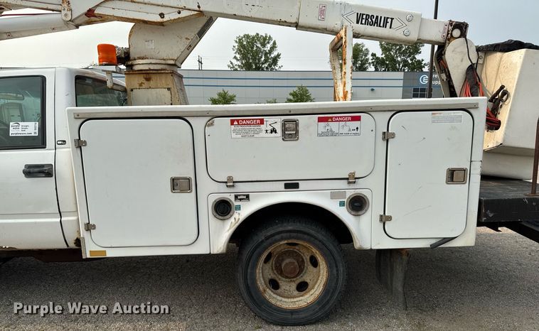 image for item DV2714 2000 GMC 3500HD SL bucket truck