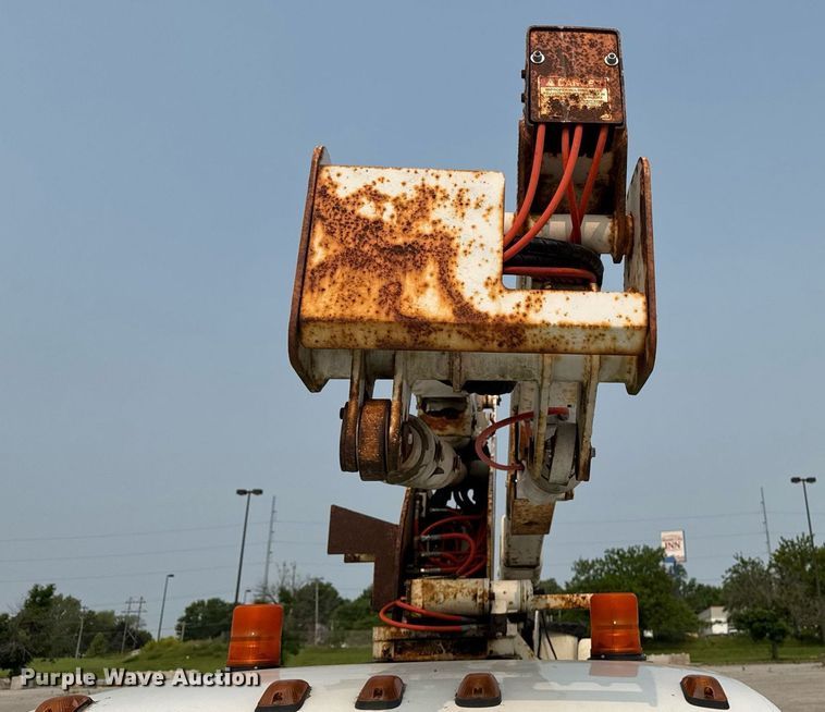 image for item DV2714 2000 GMC 3500HD SL bucket truck