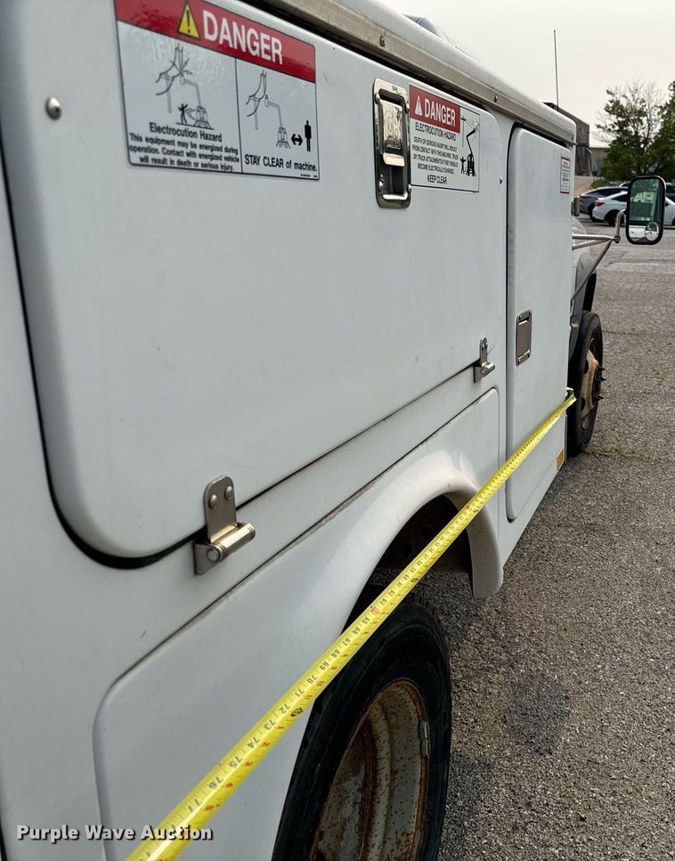 image for item DV2714 2000 GMC 3500HD SL bucket truck