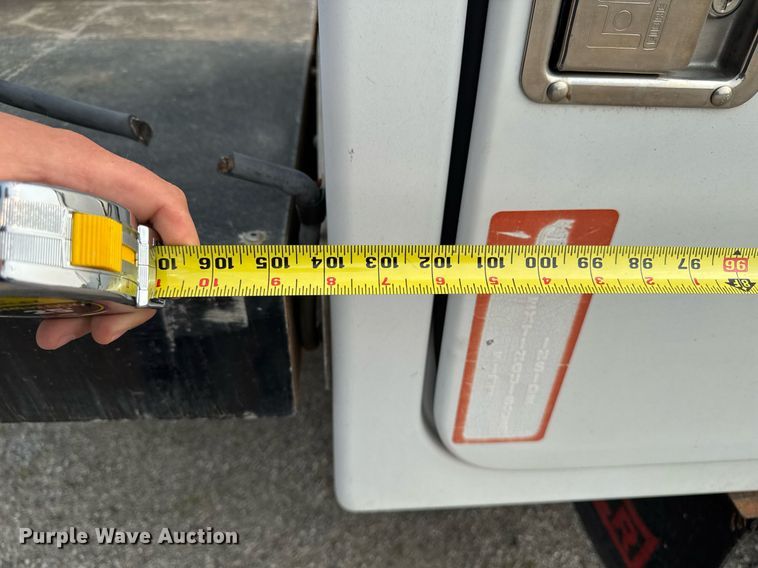 image for item DV2714 2000 GMC 3500HD SL bucket truck