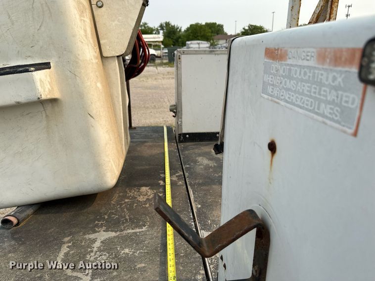 image for item DV2714 2000 GMC 3500HD SL bucket truck