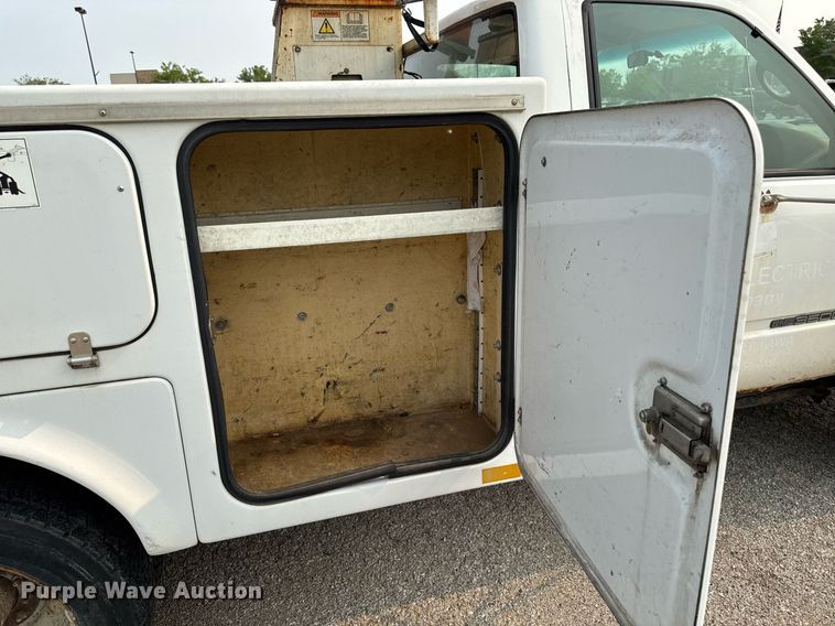 image for item DV2714 2000 GMC 3500HD SL bucket truck